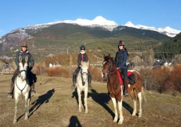 Horseback Riding full day with picnic in Aragonese Pyrenees.